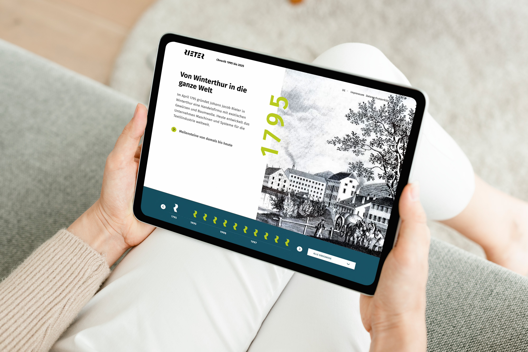 Impressionen zur digitalen Rieter-Chronik, dargestellt auf einem Tablet